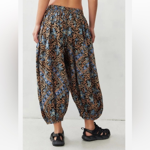 ⭐️NwT Urban Outfitters Out from under Jasmine Balloon Pants⭐️ - Picture 4 of 11
